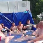 Distracție ca la „Bogați”: Mai mulți bărbați din Argeș s-au plimbat prin sat în piscina improvizată în bena unui camion (VIDEO)